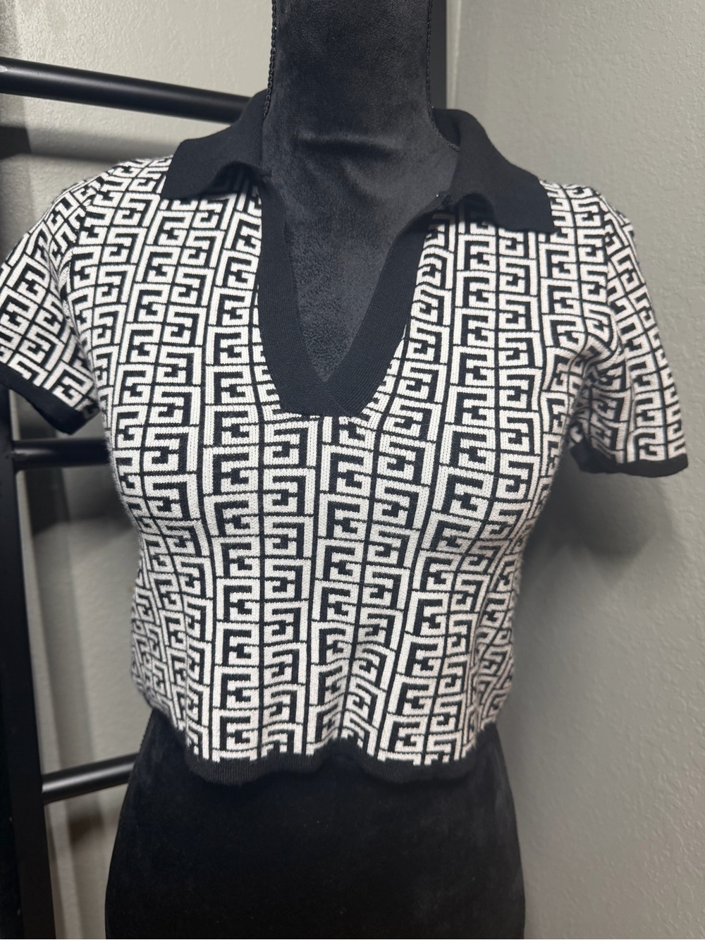 debut Black & White Geometric V-Neck Polo Crop sweater